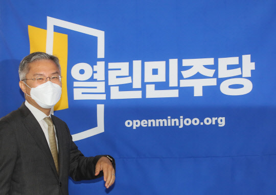 최강욱 열린민주당 신임 당대표가 12일 서울 여의도 당사에서 당선 인사를 하기 위해 입장하고 있다. 연합뉴스